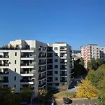 Evan Cozy Flat With Balcony & Parking, 13 September