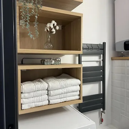 Evan Cozy Flat With Balcony & Parking, 13 September Apartment