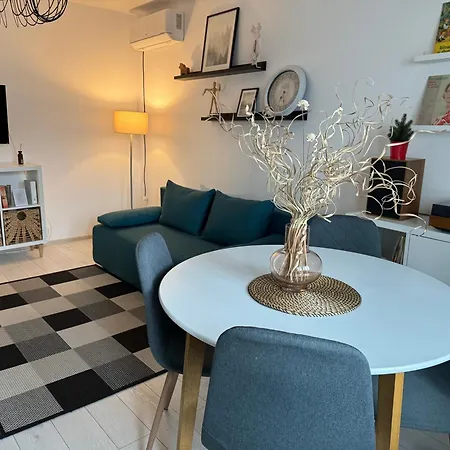 Evan Cozy Flat With Balcony & Parking, 13 September Apartment *