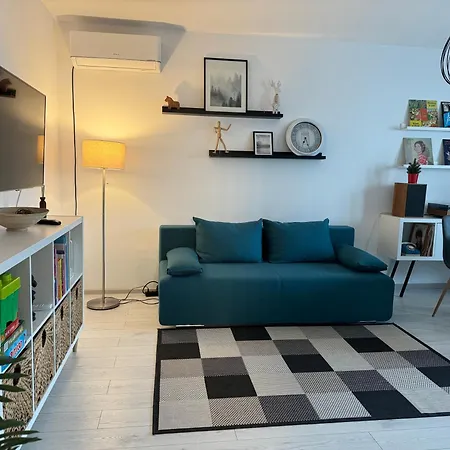 Evan Cozy Flat With Balcony & Parking, 13 September Apartment *