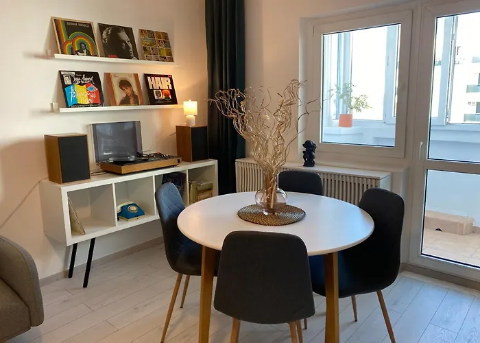 Daire Evan Cozy Flat With Balcony & Parking, 13 September