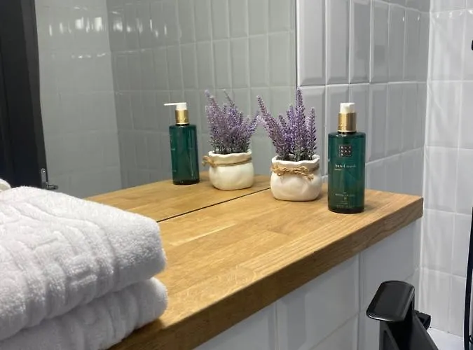 Evan Cozy Flat With Balcony & Parking, 13 September